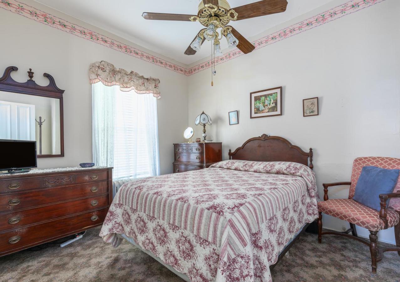 Antoinette'S Apartments & Suites Cape May Exterior photo