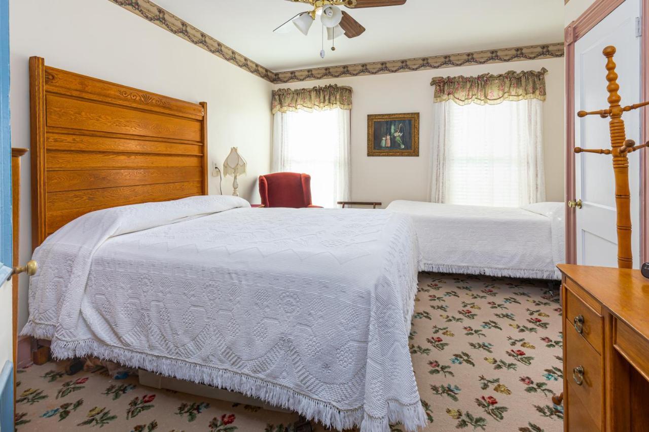 Antoinette'S Apartments & Suites Cape May Exterior photo