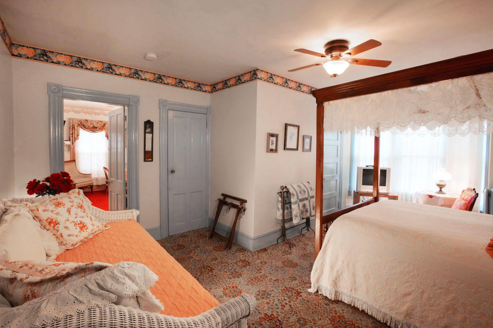 Antoinette'S Apartments & Suites Cape May Exterior photo